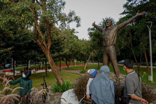 Penampakan Patung Kosmonot Yuri Gagarin di Taman Mataram Kebayoran