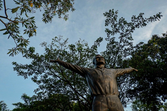 Penampakan Patung Kosmonot Yuri Gagarin di Taman Mataram Kebayoran