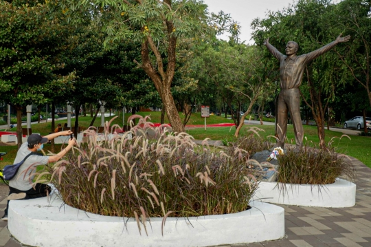 Penampakan Patung Kosmonot Yuri Gagarin di Taman Mataram Kebayoran