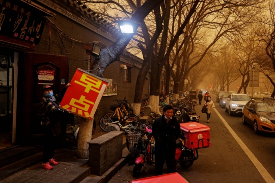 Suasana Beijing Saat Diterjang Badai Pasir