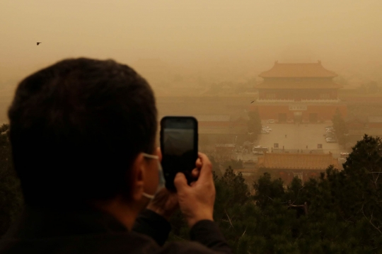 Suasana Beijing Saat Diterjang Badai Pasir