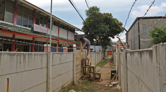 Sengketa Lahan, Warga Ciledug Panjat Tembok Kawat Berduri Saat Masuk ke Rumahnya