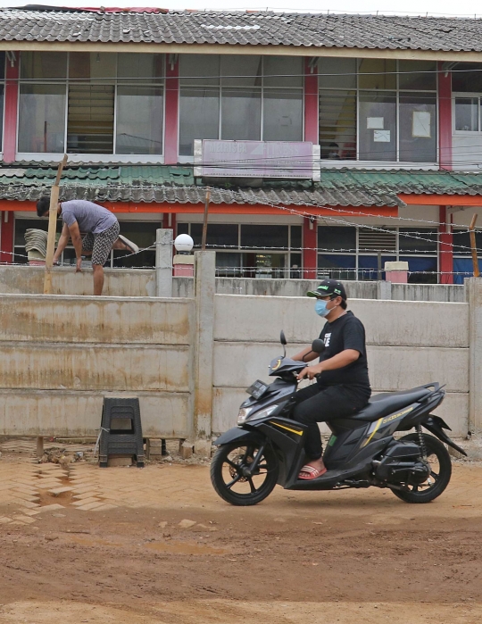 Sengketa Lahan, Warga Ciledug Panjat Tembok Kawat Berduri Saat Masuk ke Rumahnya