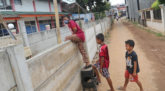 Sengketa Lahan, Warga Ciledug Panjat Tembok Kawat Berduri Saat Masuk ke Rumahnya