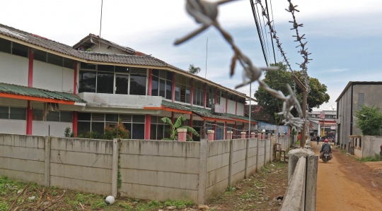 Sengketa Lahan, Warga Ciledug Panjat Tembok Kawat Berduri Saat Masuk ke Rumahnya