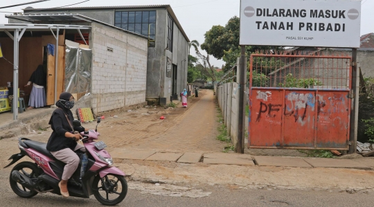 Sengketa Lahan, Warga Ciledug Panjat Tembok Kawat Berduri Saat Masuk ke Rumahnya