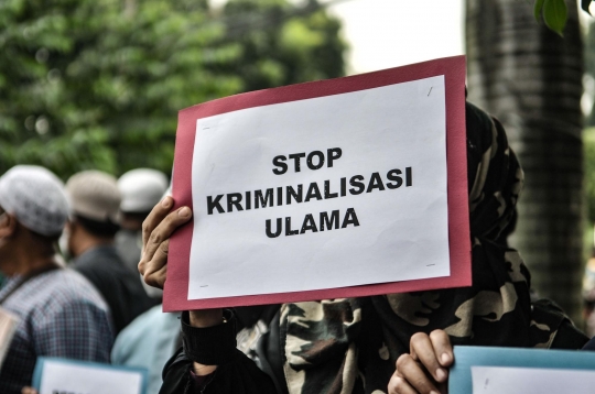 Massa Pendukung Rizieq Shihab Berkerumun di PN Jakarta Timur