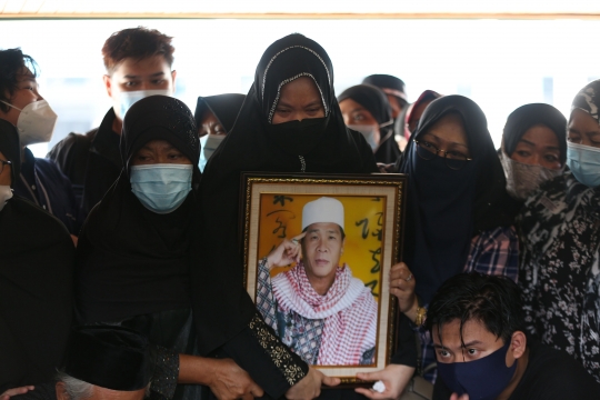 Tangis Keluarga Warnai Pemakaman Jenazah Anton Medan di Masjid Tan Kok Liong