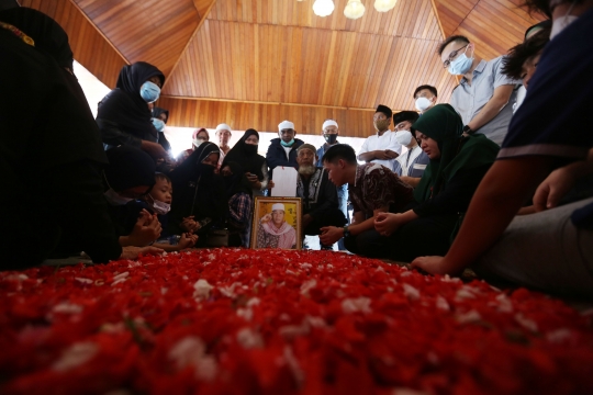 Tangis Keluarga Warnai Pemakaman Jenazah Anton Medan di Masjid Tan Kok Liong