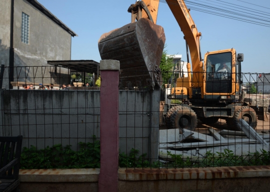 Alat Berat Bongkar Pagar Beton yang Mengisolasi Warga di Jalan Akasia Ciledug