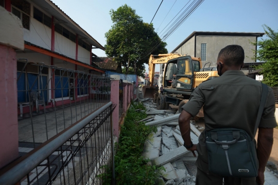 Alat Berat Bongkar Pagar Beton yang Mengisolasi Warga di Jalan Akasia Ciledug