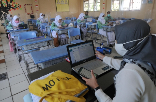 Uji Coba Belajar Tatap Muka dengan Menerapkan Protokol Kesehatan di Cibinong