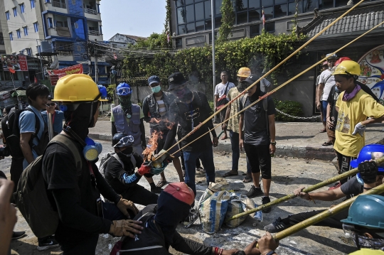 Demonstran Myanmar Ramai-Ramai Bikin Ketapel Raksasa untuk Serang Polisi