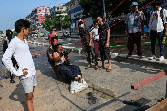 Demonstran Myanmar Ramai-Ramai Bikin Ketapel Raksasa untuk Serang Polisi