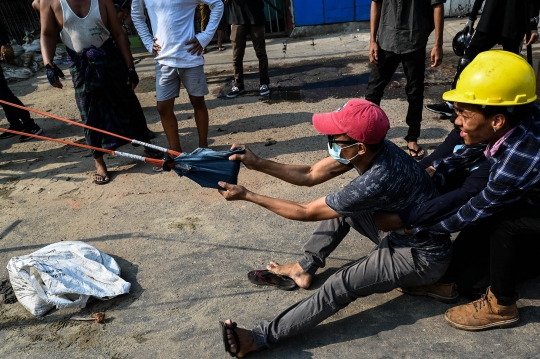 Demonstran Myanmar Ramai-Ramai Bikin Ketapel Raksasa untuk Serang Polisi