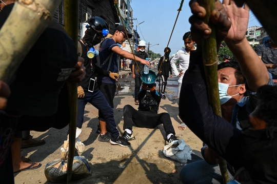 Demonstran Myanmar Ramai-Ramai Bikin Ketapel Raksasa untuk Serang Polisi