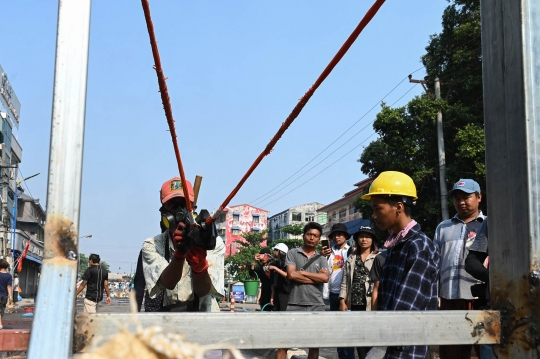 Demonstran Myanmar Ramai-Ramai Bikin Ketapel Raksasa untuk Serang Polisi