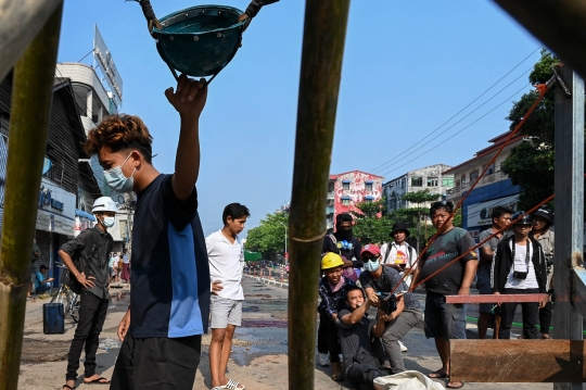 Demonstran Myanmar Ramai-Ramai Bikin Ketapel Raksasa untuk Serang Polisi