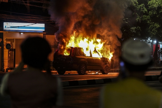 Mobil Terbakar di Jalan Asia Afrika Jadi Tontonan Warga