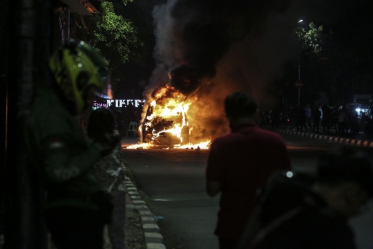 Mobil Terbakar di Jalan Asia Afrika Jadi Tontonan Warga