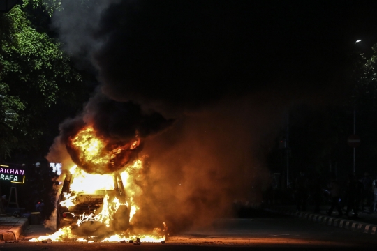 Mobil Terbakar di Jalan Asia Afrika Jadi Tontonan Warga