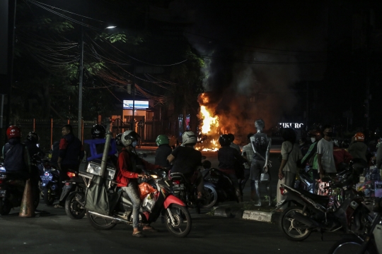 Mobil Terbakar di Jalan Asia Afrika Jadi Tontonan Warga