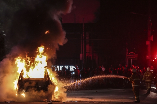 Mobil Terbakar di Jalan Asia Afrika Jadi Tontonan Warga