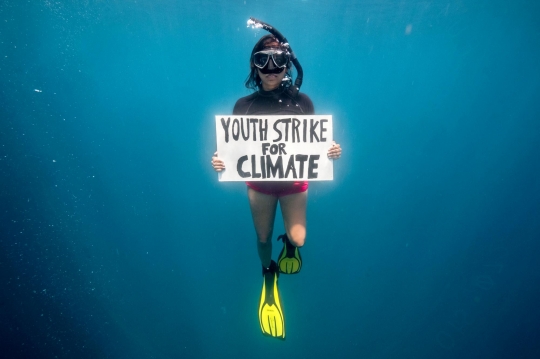 Aksi Protes Aktivis dari Dalam Laut Samudra Hindia