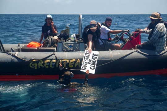 Aksi Protes Aktivis dari Dalam Laut Samudra Hindia