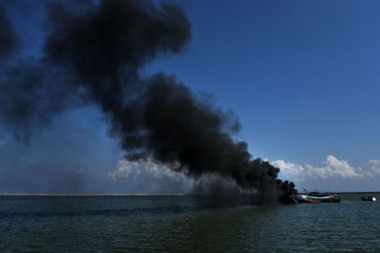 Kapal Pencuri Ikan Malaysia Ditenggelamkan di Aceh