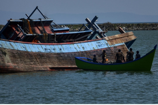 Kapal Pencuri Ikan Malaysia Ditenggelamkan di Aceh