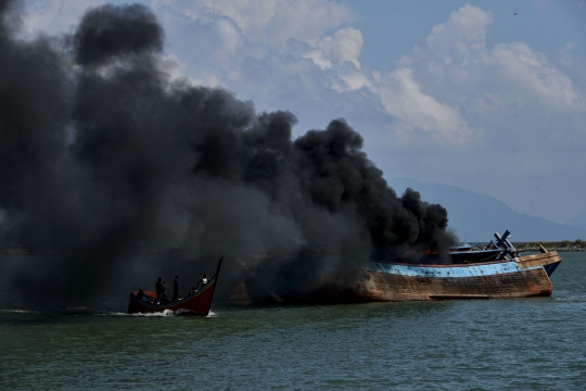 Kapal Pencuri Ikan Malaysia Ditenggelamkan di Aceh