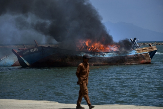 Kapal Pencuri Ikan Malaysia Ditenggelamkan di Aceh