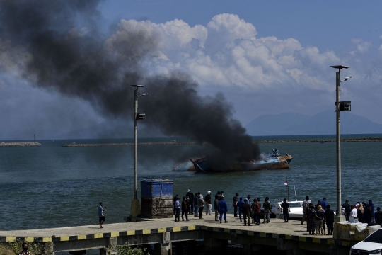 Kapal Pencuri Ikan Malaysia Ditenggelamkan di Aceh