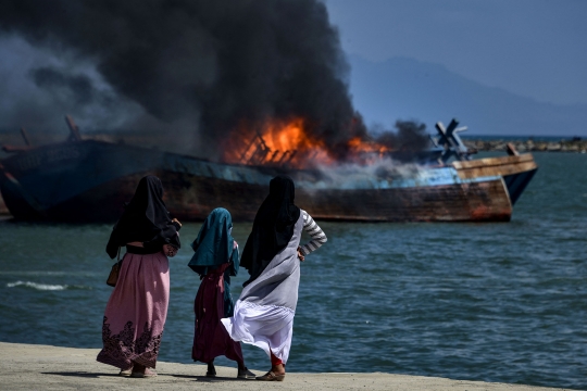 Kapal Pencuri Ikan Malaysia Ditenggelamkan di Aceh