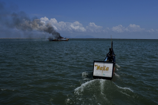 Kapal Pencuri Ikan Malaysia Ditenggelamkan di Aceh