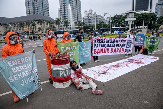 Aksi Teatrikal Desak Jokowi Deklarasikan Darurat Iklim