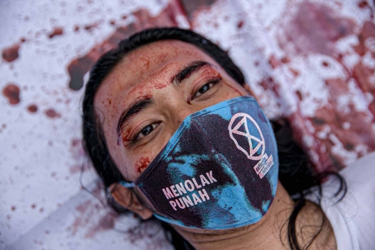 Aksi Teatrikal Desak Jokowi Deklarasikan Darurat Iklim