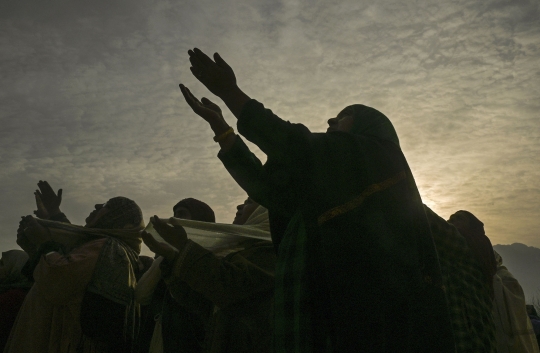 Antusiasme Muslim Kashmir Berdoa di Hadapan Rambut Peninggalan Nabi Muhammad