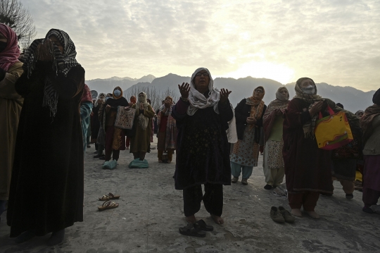 Antusiasme Muslim Kashmir Berdoa di Hadapan Rambut Peninggalan Nabi Muhammad