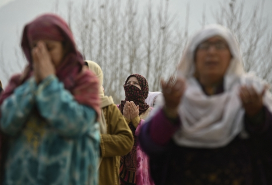 Antusiasme Muslim Kashmir Berdoa di Hadapan Rambut Peninggalan Nabi Muhammad