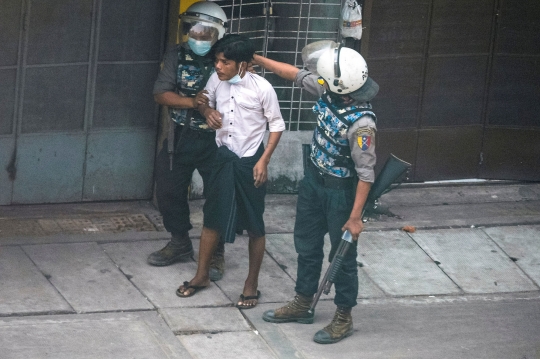 Terekam Kamera, Ini Aksi Kejam Polisi Myanmar Tendang Warga