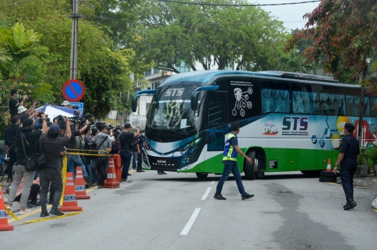 Momen Korea Utara Saat Tinggalkan Kantor Kedutaan Besar di Malaysia