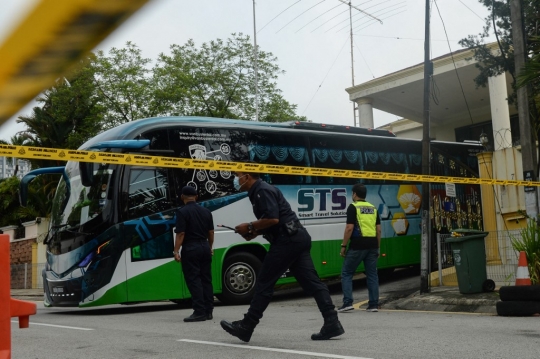 Momen Korea Utara Saat Tinggalkan Kantor Kedutaan Besar di Malaysia
