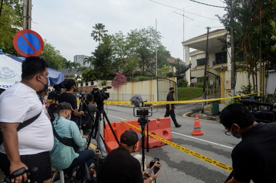 Momen Korea Utara Saat Tinggalkan Kantor Kedutaan Besar di Malaysia