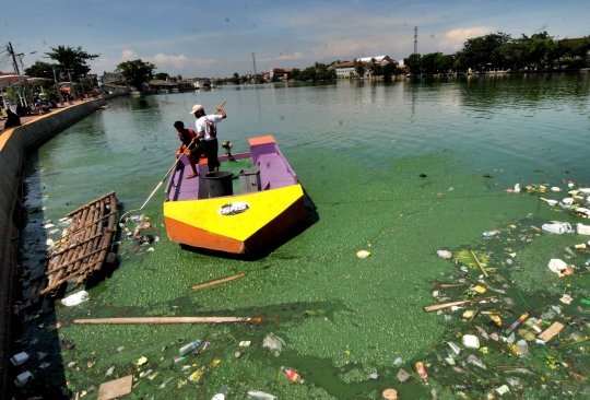 Sampah Plastik Kotori Setu Rawa Besar