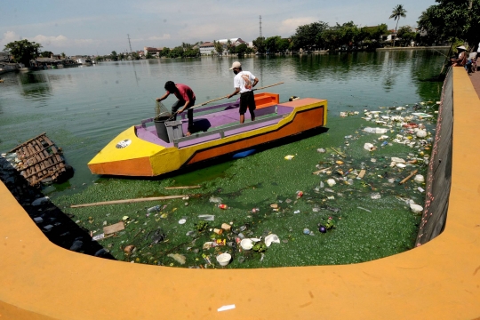 Sampah Plastik Kotori Setu Rawa Besar