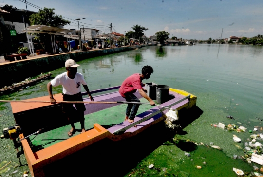 Sampah Plastik Kotori Setu Rawa Besar