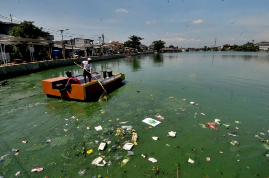 Sampah Plastik Kotori Setu Rawa Besar