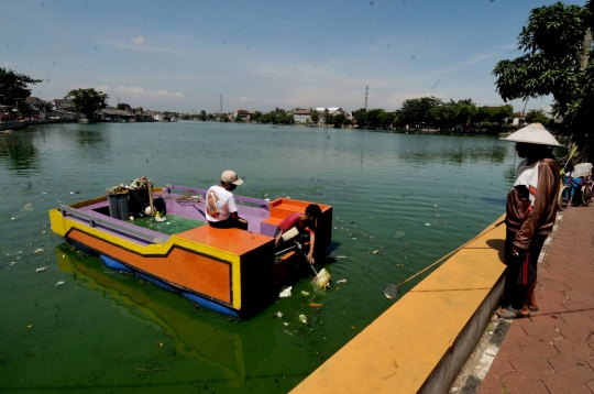 Sampah Plastik Kotori Setu Rawa Besar